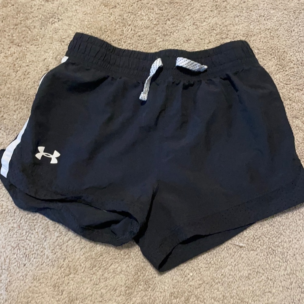 Black and White Under Armer Athletic Shorts